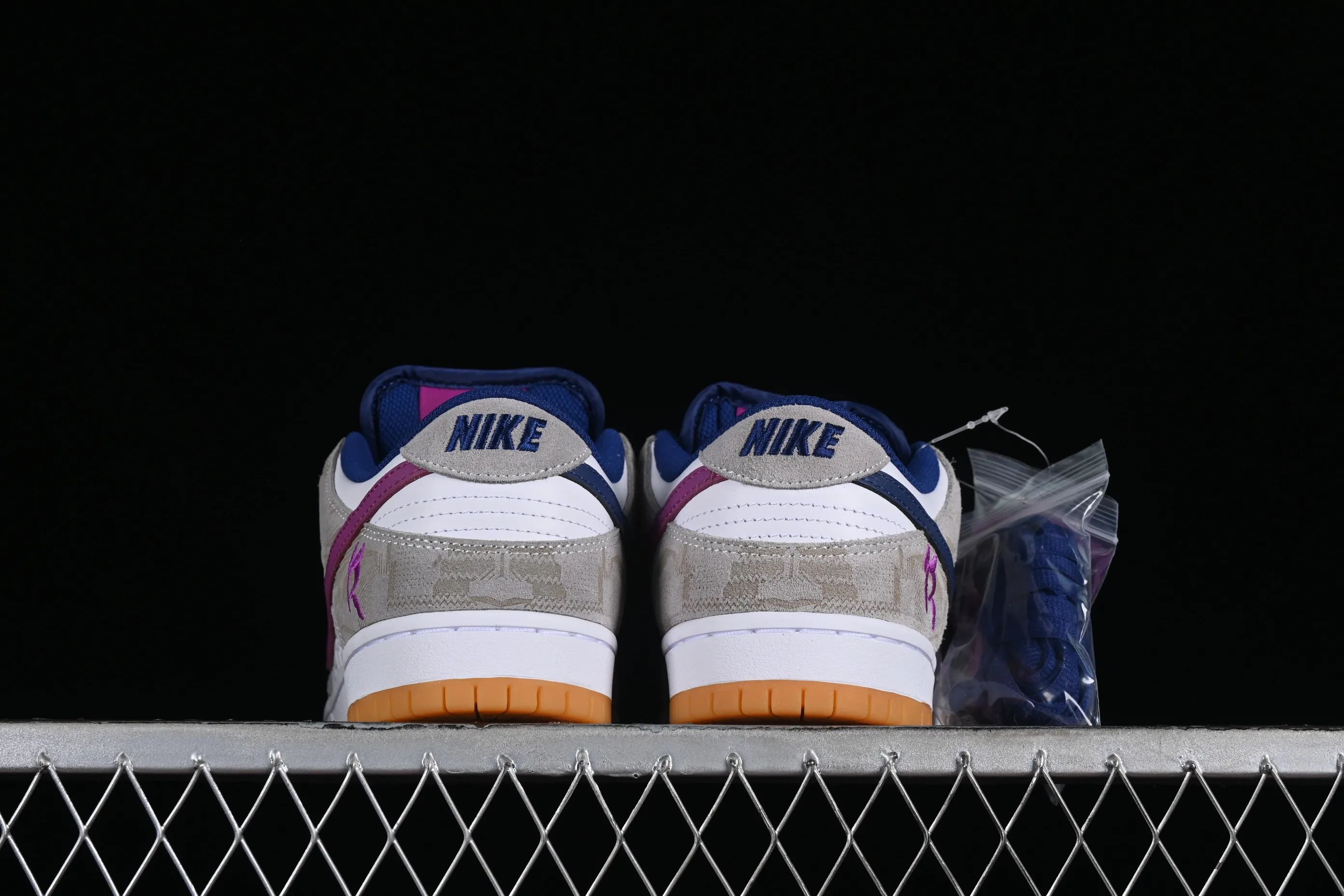 All Categories Nk SB Dunk Series Nk SB Dunk Low Low-top sneakers Z version Rayssa Leal x Nk SB Dunk Low Brazilian skateboarding goddess joint model SB low-top casual sneakers FZ5251-001